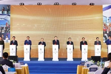 El presidente de la Asamblea Nacional, Tran Thanh Man, y los delegados realizan la ceremonia de colocación de la primera piedra del proyecto. (Foto: VNA)