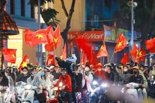 Aficionados celebran la victoria del equipo sub-22 en la calle de Hai Ba Trung en Hanói. (Foto: VNA)