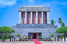 [Foto] Presidente de Parlamento de Hungría rinde homenaje al Presidente Ho Chi Minh