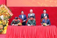 El secretario general del Partido Comunista, To Lam, el presidente, Luong Cuong, y el primer ministro, Pham Minh Chinh, presencian la firma de las nuevas normas de coordinación entre los Ministerios de Seguridad Pública, de Defensa y de Relaciones Exteriores el 6 de diciembre. (Foto: VNA)