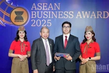 Teo Siong Seng, presidente del Consejo Asesor Empresarial de la Asean en Singapur (segundo a la izquierda), entrega el premio al representante de Vietjet. (Foto: Nhan Dan)