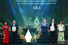 Bui Thi Minh Hoai, miembro del Buró Político, secretaria del Comité Central del Partido Comunista de Vietnam, presidenta del Comité Central del Frente de la Patria de Vietnam y Luong Quoc Doan, presidente de la Asociación de Agricultores de Vietnam, entregan los premios A a los ganadores. (Foto: Nhan Dan)