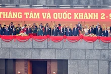 Anteriores y actuales dirigentes del Partido y del Estado de Vietnam asisten al desfile por el 80º aniversario del Día Nacional 