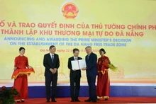 El viceprimer ministro Nguyen Hoa Binh (segundo desde derecha) presenta la decisión del primer ministro de establecer la Zona de Libre Comercio de Da Nang el 22 de junio. (Foto: VNA)