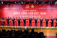 El secretario general del PCV, To Lam, y otros dirigentes del Partido y del Estado inauguran la exposición. (Foto: Nhan Dan)