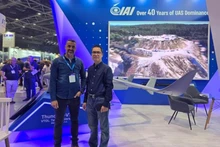 El consejero comercial vietnamita en Israel, Le Thai Hoa, en la exposición de tecnología de drones UVID DroneTech 2025. (Foto: VNA)