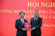 El miembro del Buró Político, secretario del Comité Central del PCV y jefe de su Comisión de Organización, Le Minh Hung (derecha), entrega la decisión a Nguyen Van Phuong. (Foto: GP)