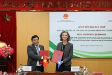 El viceministro de Asuntos Étnicos y Religiosos, Y Thong, y Ramla Khalidi, representante residente del PNUD en Vietnam. (Foto: cema.gov.vn)