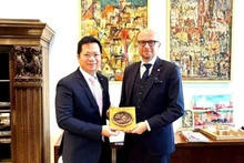 El embajador de Vietnam en Polonia, Ha Hoang Hai, y el vicealcalde de Wrocław, Jakub Mazur. (Foto: Embajada de Vietnam en Polonia)