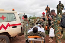 El Hospital de campaña de nivel 2 de Vietnam salva con éxito a un paciente en estado crítico en Sudán del Sur.
