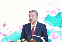 El secretario general del PCV, To Lam, habla en el evento.