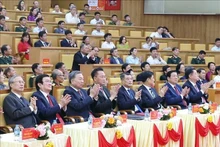 El secretario general del Partido Comunista de Vietnam, To Lam, junto actuales y anteriores dirigentes del Partido y el Estado, en el evento. (Foto: VNA)