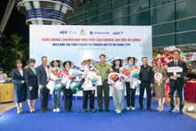 En la la ceremonia de bienvenida al primer vuelo. (Foto: baovanhoa.vn)