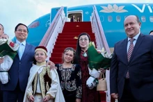 El primer ministro de Argelia, Sifi Ghrieb, recibe personalmente al su par de Vietnam, Pham Minh Chinh. (Foto: VGP)