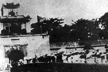 El 23 de agosto de 1945, el pueblo de Thua Thien-Hue participa en la toma del poder y se dirige hacia la Puerta Thuong Tu. (Foto de archivo de la Agencia Vietnamita de Noticias)