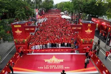 Vietnamitas marchan juntos por un país unido y poderoso hacia una nueva era