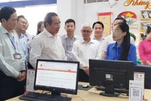 El presidente del Comité Popular de Ciudad Ho Chi Minh, Nguyen Van Duoc, inspecciona las actividades en el Centro de Servicios de Administración Pública de la comuna de Di An.