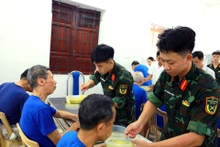 Estudiantes de la Academia de Técnicas Criptográficas participan como voluntarios en el cuidado de los veteranos de guerra y soldados pacientes en el Centro de rehabilitación para veteranos de guerra de Kim Bang. Foto: VNA