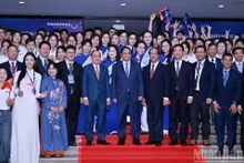 [Foto] Premier vietnamita entrega la Decisión a la Universidad Phenikaa