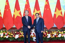 El primer ministro de Vietnam, Pham Minh Chinh, y Zhao Leji, miembro del Comité Permanente del Buró Político y presidente del Comité Permanente de la Asamblea Popular Nacional de China.