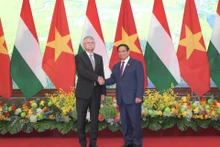 El primer ministro de Vietnam, Pham Minh Chinh, y el presidente del Parlamento de Hungría, Laszlo Kover.