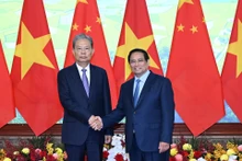 El primer ministro de Vietnam, Pham Minh Chinh, y el miembro del Comité Permanente del Buró Político del Partido Comunista de China y titular del Comité Permanente de la Asamblea Popular Nacional, Zhao Leji.