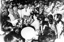 El Presidente Ho Chi Minh no solo fue el ministro de Relaciones Exteriores, sino que sentó las bases de la diplomacia moderna de Vietnam. En la foto: El Presidente Ho Chi Minh y el pueblo de Hanói dieron la bienvenida a Kliment Voroshilov, presidente del Presídium del Sóviet Supremo de la Unión Soviética, en su visita a Vietnam, el 20 de mayo de 1957. (Foto: VNA)