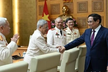 El primer ministro Pham Minh Chinh en el encuentro con la delegación de la Policía enviada al frente del Sur (Foto: Nhan Dan)