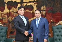 El primer ministro Pham Minh Chinh (derecha) recibe a Yukihito Honda, director ejecutivo encargado de Desarrollo Urbano Diversificado del Grupo Sumitomo de Japón. (Foto: Nhan Dan)