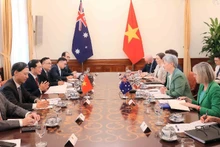 En las conversaciones entre el viceprimer ministro y canciller vietnamita, Bui Thanh Son, y la ministra de Asuntos Exteriores australiana, Penny Wong. (Foto: VNA)