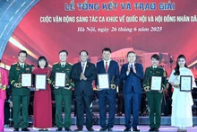 El presidente de la Asamblea Nacional, Tran Thanh Man, y el vicetitular legislativo Tran Quang Phuong entregan el Premio B a los ganadores.