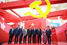 [Foto] Dirigentes de Laos y Camboya visitan la exposición '95 años de la bandera del Partido iluminando el camino'