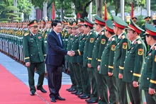 El presidente Luong Cuong asiste a la ceremonia de apertura del año académico 2025-2026 en la Academia de Defensa. (Foto: Nhan Dan)