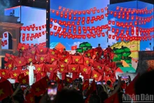Con una duración de 100 minutos, el programa recrea momentos heroicos de la nación, despertando el orgullo por su gloriosa tradición y reafirmando el compromiso de construir un Vietnam próspero y poderoso. (Foto: Nhan Dan)