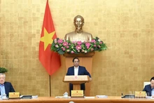 El primer ministro Pham Minh Chinh preside la reunión ordinaria del Gobierno de noviembre. (Foto: Nhan Dan)