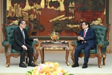 El primer ministro de Vietnam, Pham Minh Chinh, y el titular laosiano de Trabajo y Bienestar, Phosay Sayasone. (Foto: Nhan Dan)