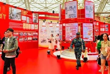 Exposición «Periódico Nhan Dan: Voz del Partido, el Estado y el Pueblo Vietnamita» acoge a miles de visitantes cada día