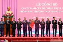 Los delegados felicitan a Do Van Chien, vicesecretario permanente del Comité del Partido en la Asamblea Nacional. (Foto: Nhan Dan)