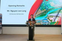 El director general de la Sociedad Anónima Becamex Binh Dinh, Nguyen Van Lang, habla en la cita. (Foto: Nhan Dan)