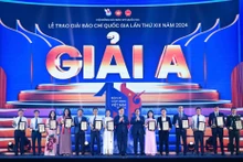 [Foto] Premier asiste a ceremonia de entrega de XIX Premios Nacionales de la Prensa de Vietnam 