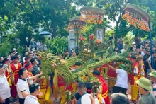 Singular palanquín de dragón elaborado con hojas en Festival del Medio Otoño en las afueras de Hanói
