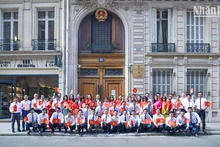 [Foto] Bandera roja con la estrella amarilla ondea en Francia en saludo al 80 aniversario del Día Nacional de Vietnam