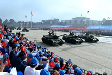 El bloque de tanques desfila por la Plaza de Ba Dinh.
