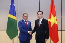 El miembro del Comité Central del Partido Comunista y ministro de Relaciones Exteriores de Vietnam, Le Hoai Trung, recibe al titular de Relaciones Exteriores y Comercio Exterior de las Islas Salomón, Peter Shanel Agovaka. (Foto: Ministerio de Relaciones Exteriores de Vietnam) 