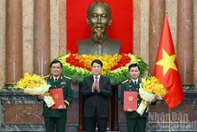 El presidente vietnamita, Luong Cuong, entrega las decisiones a Do Xuan Tung y Do Van Banh. (Foto: Nhan Dan)