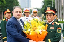 El general Phan Van Giang (derecha), ministro de Defensa de Vietnam, recibe a Vugar Mustafayev, ministro de Industria de Defensa de Azerbaiyán. (Foto: VNA)