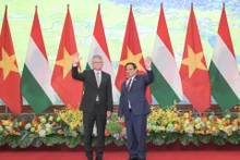 El primer ministro de Vietnam, Pham Minh Chinh, y el presidente de la Asamblea Nacional de Hungría, Laszlo Kover. (Foto: Nhan Dan)