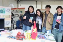 Visitantes en el pabellón vietnamita. (Foto: VNA)