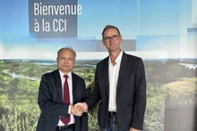 El embajador de Vietnam en Francia, Dinh Toan Thang, (izquierda) y presidente de la CCI, Normandie, Vincent Laudat (Foto: VNA)