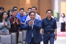 El primer ministro de Vietnam, Pham Minh Chinh, llega a la ceremonia de lanzamiento de la campaña de emulación para dar la bienvenida al XIV Congreso Nacional del Partido y a las elecciones parlamentarias.